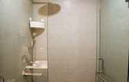 Toilet Kamar 6 Nice And Stylist Studio At Gold Coast Apartment