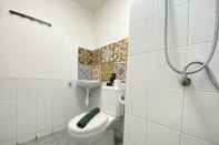 Toilet Kamar Bohemian Beauty Studio Room At Grand Asia Afrika Apartment