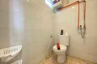 Toilet Kamar Well Furnished 2Br At Suites @Metro Apartment