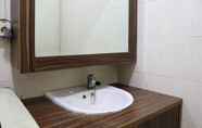 Toilet Kamar 7 Nice And Stylish 2Br At Sudirman Park Apartment