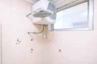 Toilet Kamar Cozy And Nice 2Br Apartment At Maple Park Sunter