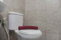 Toilet Kamar Nice And Enjoy Studio At Great Western Apartment