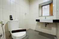 Toilet Kamar Cozy Studio Room At Dago Suites Apartment