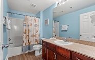 In-room Bathroom 5 Laketown Wharf 913