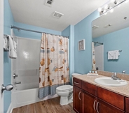 In-room Bathroom 5 Laketown Wharf 913