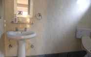 In-room Bathroom 4 Samaa Resorts Chitkul Heights