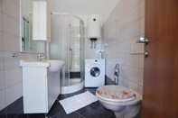 In-room Bathroom Zminj A2 in Zminj With 1 Bedrooms and 1 Bathrooms