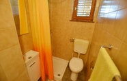 Phòng tắm bên trong 2 Zminj Apartment 4 in Zminj