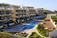 Swimming Pool Immaculate 2-bed Apartment in Makrygialos