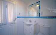 Toilet Kamar 6 Grove Hill Cottage