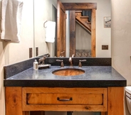 In-room Bathroom 6 K B M Resorts: Prh-685 Hot Tub, Pool Table, Shuffle Board 4 Bdrm Mountain View!