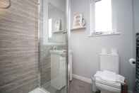 Toilet Kamar Graces Getaway by Tŷ SA