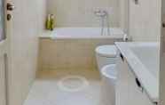 Toilet Kamar 5 Oyster - Elegant and Charming Three-room Apartment 1