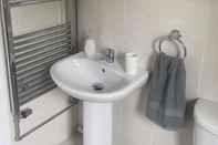 Toilet Kamar Beautiful 2 Bed Bungalow in Laugharne Situated