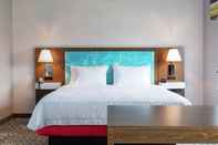Bedroom Hampton Inn By Hilton Cornwall
