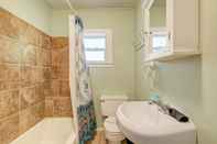 In-room Bathroom Cottage Haven-one Minute Walk To The Beach-private Yards-keyless Locks