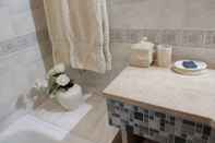 Phòng tắm bên trong Flat Via Torraltinha