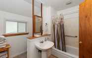 In-room Bathroom 3 074 - Pinetree Retreat