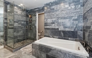 In-room Bathroom 2 029 - Lakefront Luxury