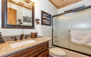 In-room Bathroom 7 008 - Bear Haven