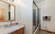 In-room Bathroom 7 016 - Evergreen Retreat