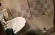 Toilet Kamar 3 Cozy Portside Charm Apartment in Giulianova Beach!