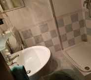 In-room Bathroom 3 Cozy Portside Charm Apartment in Giulianova Beach!