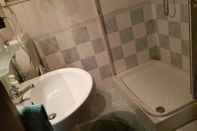 Toilet Kamar Cozy Portside Charm Apartment in Giulianova Beach!