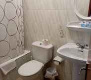 In-room Bathroom 6 Hostal Oria