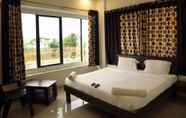 Kamar Tidur 5 Hotel Krushna Express Inn