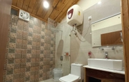 Toilet Kamar 2 Aaroham Resorts Shimla