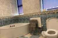 In-room Bathroom Cosy 2 Bed Flat 1 in Swansea - Home Away From Home