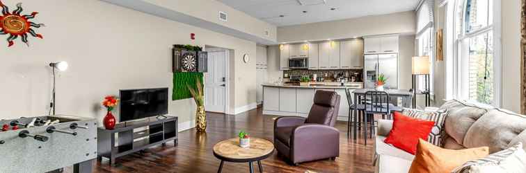 Lobby Downtown  Condo Close to City Amenities