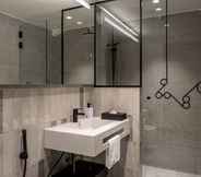 In-room Bathroom 7 Scandic Helsinki Hub