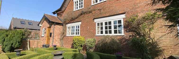 Exterior Beautiful Country Cottage for up to 8 People - Great Staycation Location
