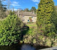 Exterior 2 Beautiful Peak District Cottage With Hot Tub