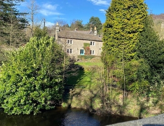 Exterior 2 Beautiful Peak District Cottage With Hot Tub