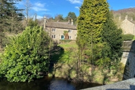 Exterior Beautiful Peak District Cottage With Hot Tub