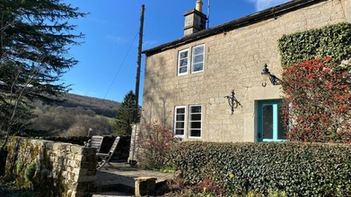 Exterior 4 Beautiful Peak District Cottage With Hot Tub