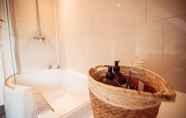 In-room Bathroom 2 Threeways Retreat With Heated Swimming Pool