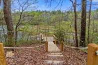 Common Space Autumns Hollow - Adorable Rustic log Cabin Lake View Pet Friendly