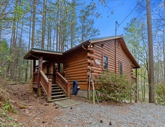 Exterior 2 Autumns Hollow - Adorable Rustic log Cabin Lake View Pet Friendly