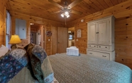 Bedroom 5 Autumns Hollow - Adorable Rustic log Cabin Lake View Pet Friendly