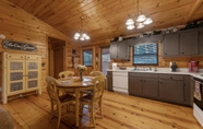 ห้องนอน 3 Autumns Hollow - Adorable Rustic log Cabin Lake View Pet Friendly