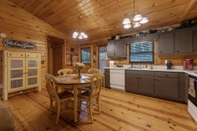 Bedroom Autumns Hollow - Adorable Rustic log Cabin Lake View Pet Friendly