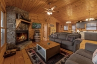 ล็อบบี้ Autumns Hollow - Adorable Rustic log Cabin Lake View Pet Friendly