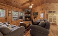 Common Space 4 Autumns Hollow - Adorable Rustic log Cabin Lake View Pet Friendly