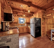 Bilik Tidur 4 Bear Hug Lodge - Charming Cabin in Coosawattee River Resort - Pet Friendly