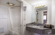 In-room Bathroom 7 Bardmoor Suites