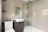 Toilet Kamar Stylish Serviced Apartment in Reading